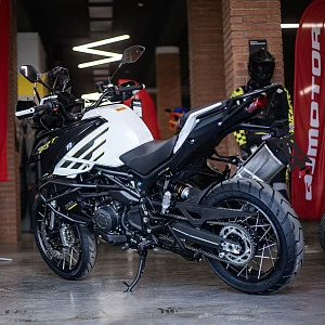Мотоцикл QJ SRT 900 SX (белый) 2026г.
